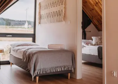 Łóżko lub łóżka w pokoju w obiekcie Lasosfera Lasówka