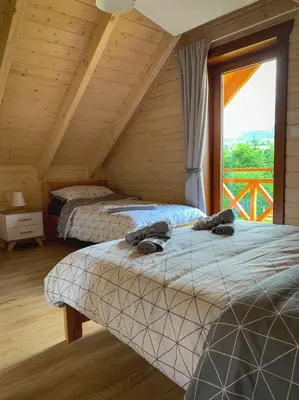 Łóżko lub łóżka w pokoju w obiekcie Domki pod Czarną Górą