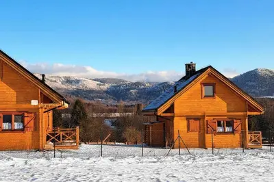 Widok na góry z tego domu w stylu alpejskim