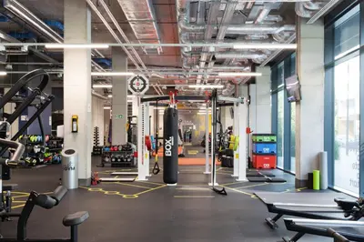 Centrum fitness w obiekcie Basecamp by Xior Wrocław