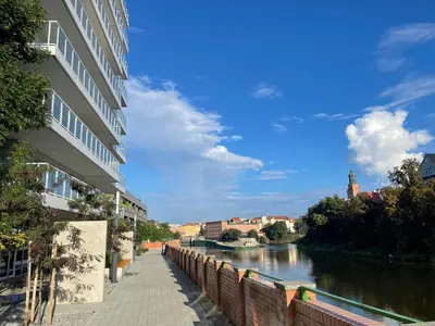 Widok na rzekę nieopodal tego apartamentu
