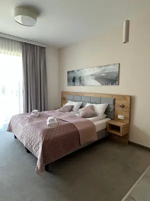 Łóżko lub łóżka w pokoju w obiekcie Aparthotel Apartamenty Czarna Góra 112