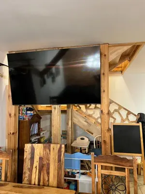 Telewizja i/lub zestaw kina domowego w obiekcie Chatka obok Dziadka w okolicy Czarnej Góry