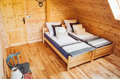 Łóżko lub łóżka w pokoju w obiekcie Chatka obok Dziadka w okolicy Czarnej Góry
