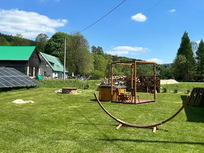 Plac zabaw dla dzieci w obiekcie Chatka obok Dziadka w okolicy Czarnej Góry
