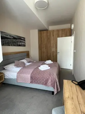 Łóżko lub łóżka w pokoju w obiekcie Aparthotel Apartamenty Czarna Góra 410