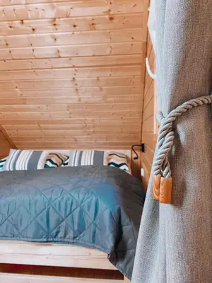 Łóżko lub łóżka w pokoju w obiekcie W Starym Sadzie