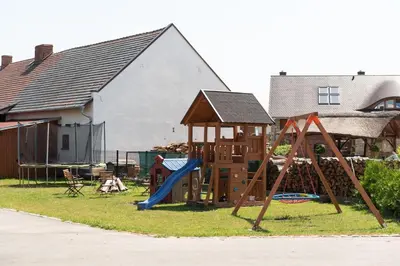 Plac zabaw dla dzieci w obiekcie Apartament Nad Stajnią