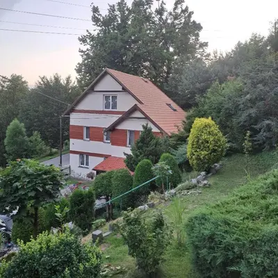 Ogród w obiekcie Noclegi Srebrna Góra