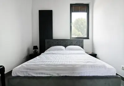 Łóżko lub łóżka w pokoju w obiekcie Apartamenty Dworcowa 60