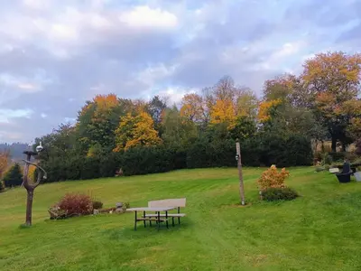 Ogród w obiekcie Śnieżnicki Domek pokoje z prywatnymi łazienkami cisza i góry Stara Moraw