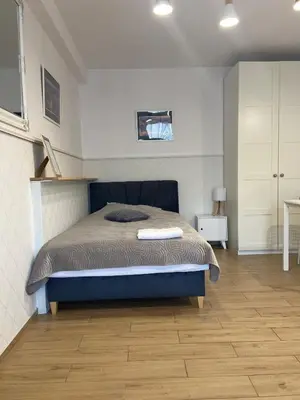 Łóżko lub łóżka w pokoju w obiekcie Studio LUX Gaj by Apartamenty na dni Wrocław
