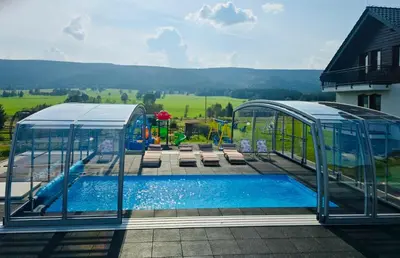Basen w obiekcie Jagodowy Ski&Spa DeLux apartamenty z widokiem na góry,4km od Zieleniec Ski Arena Podgrzewany basen zewnętrzny latem,bilard,Wi-Fi w cenie Restauracja,balia,sauna na miejscu lub w pobliżu