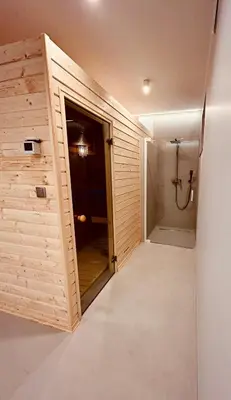 Łazienka w obiekcie Jagodowy Ski&Spa DeLux apartamenty z widokiem na góry,4km od Zieleniec Ski Arena Podgrzewany basen zewnętrzny latem,bilard,Wi-Fi w cenie Restauracja,balia,sauna na miejscu