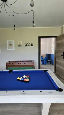 Stół bilardowy w obiekcie Jagodowy Ski&Spa DeLux apartamenty z widokiem na góry,4km od Zieleniec Ski Arena Podgrzewany basen zewnętrzny latem,bilard,Wi-Fi w cenie Restauracja,balia,sauna na miejscu