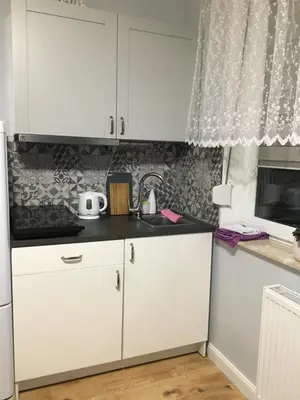 Kuchnia lub aneks kuchenny w obiekcie Studio Jutrzenka z łazienką by Apartamenty na dni Wrocław