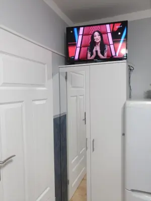 Telewizja i/lub zestaw kina domowego w obiekcie Studio Jutrzenka z łazienką by Apartamenty na dni Wrocław