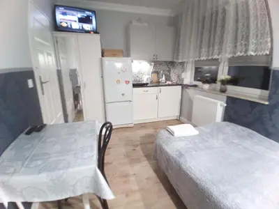 Kuchnia lub aneks kuchenny w obiekcie Studio Jutrzenka z łazienką by Apartamenty na dni Wrocław