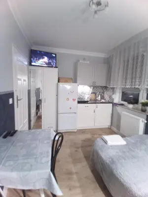 Kuchnia lub aneks kuchenny w obiekcie Studio Jutrzenka z łazienką by Apartamenty na dni Wrocław
