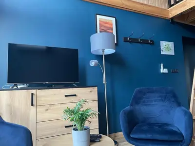 Telewizja i/lub zestaw kina domowego w obiekcie Ostoja Radków całoroczny domek z balią