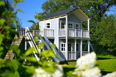 Ogród w obiekcie Osada Aurora Całoroczne domki z jacuzzi z widokiem na jezioro i góry