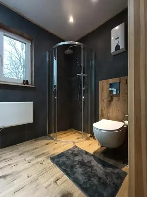 Łazienka w obiekcie Osada Aurora Całoroczne domki z jacuzzi z widokiem na jezioro i góry