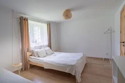 Łóżko lub łóżka w pokoju w obiekcie Dom przy szlaku Wambierzyce