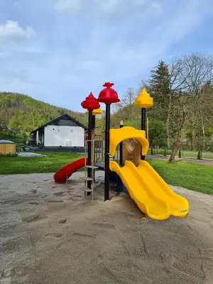 Plac zabaw dla dzieci w obiekcie DOMKI POD ZIELONYM WZGÓRZEM 2