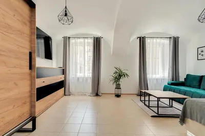 Telewizja i/lub zestaw kina domowego w obiekcie Apartament na parterze 40 m od rynku