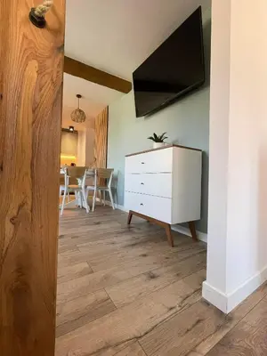 Telewizja i/lub zestaw kina domowego w obiekcie Sosnowy Apartament