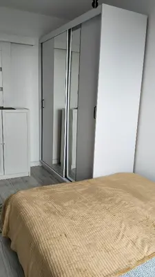 Łóżko lub łóżka w pokoju w obiekcie NightHost Kleczkowska 49 m53 Wrocław