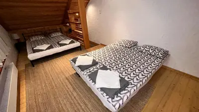 Łóżko lub łóżka w pokoju w obiekcie Domek nad potokiem
