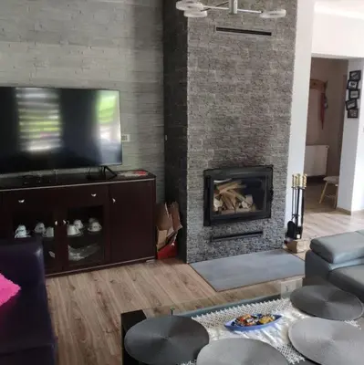 Telewizja i/lub zestaw kina domowego w obiekcie Dom nad rzeką