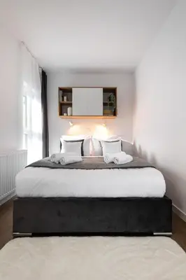Łóżko lub łóżka w pokoju w obiekcie Apartamenty Jaworska 4 Wrocław