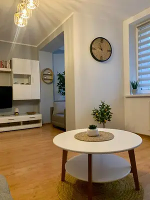 Telewizja i/lub zestaw kina domowego w obiekcie Apartament Joanna 2 parter blisko Prezero, dworca