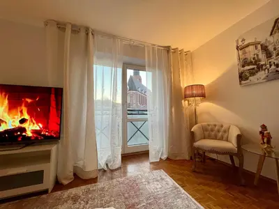 Telewizja i/lub zestaw kina domowego w obiekcie Louis & Elza Old Town Romantic apartments