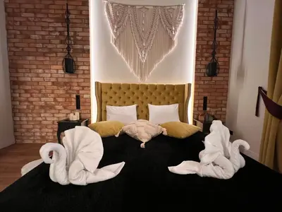 Łóżko lub łóżka w pokoju w obiekcie Brick Castle - Apartament Helga