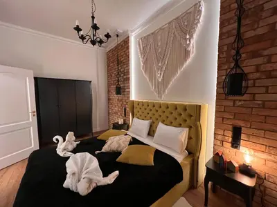Łóżko lub łóżka w pokoju w obiekcie Brick Castle - Apartament Helga