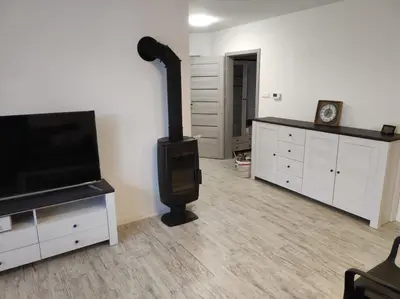 Telewizja i/lub zestaw kina domowego w obiekcie Wake domek Blue House Januszkowice