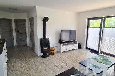 Telewizja i/lub zestaw kina domowego w obiekcie Wake domek Green House Januszkowice