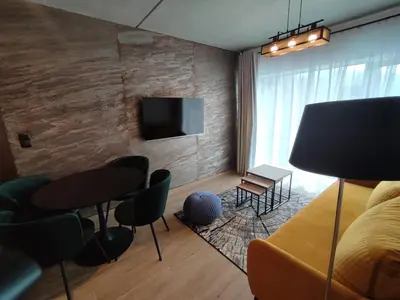 Telewizja i/lub zestaw kina domowego w obiekcie Apartament 413 Biała Perła