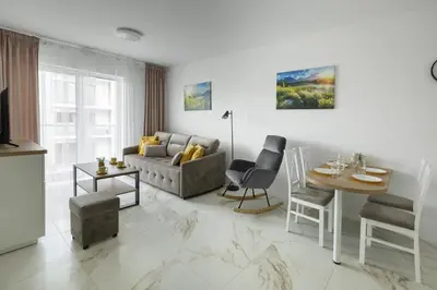 Część wypoczynkowa w obiekcie Apartament SUNRISE Kudowa z balkonem