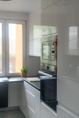 Kuchnia lub aneks kuchenny w obiekcie Przestronny apartament 4-pokojowy blisko lotniska