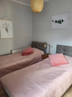 Łóżko lub łóżka w pokoju w obiekcie Sunny Apartment - Bliżej Zdroju