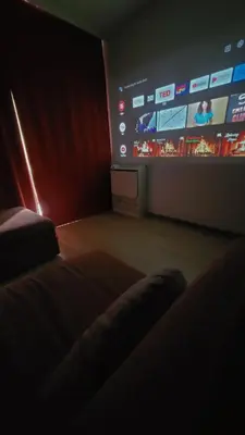 Telewizja i/lub zestaw kina domowego w obiekcie Green Terrace Family Apartment