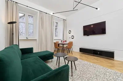 Telewizja i/lub zestaw kina domowego w obiekcie The Market Square Siedmiu Elektorów Apartment by Noclegi Renters