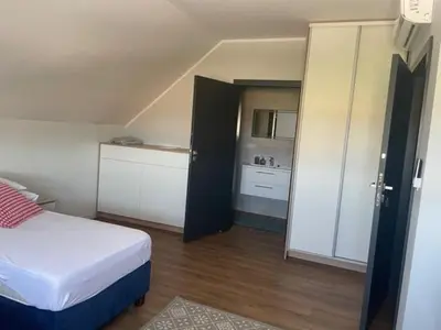 Łóżko lub łóżka w pokoju w obiekcie Noclegi Budomas Wrocław-Szymanów ParkigFree SmartTv