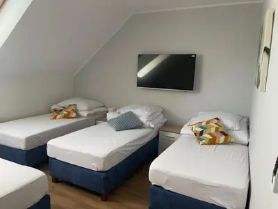 Łóżko lub łóżka w pokoju w obiekcie Noclegi Budomas Wrocław-Szymanów ParkigFree SmartTv