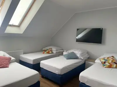 Łóżko lub łóżka w pokoju w obiekcie Noclegi Budomas Wrocław-Szymanów ParkigFree SmartTv