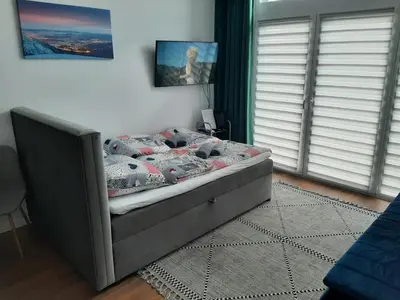 Łóżko lub łóżka w pokoju w obiekcie Aparta Lotnisko